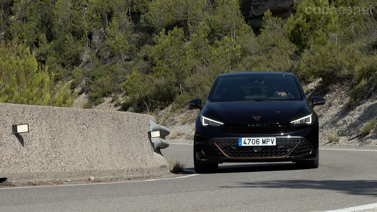 El Born VZ es el primer eléctrico de Cupra con un chasis totalmente deportivo. Lástima que pese tanto.