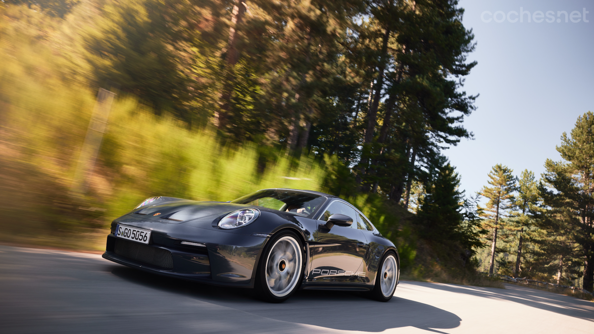 El comportamiento en carretera de este 911 es impecable. Su tren delantero es preciso y estable, mientras que resulta difícil hacer que salga de sus casillas en el trasero con los controles activados. 