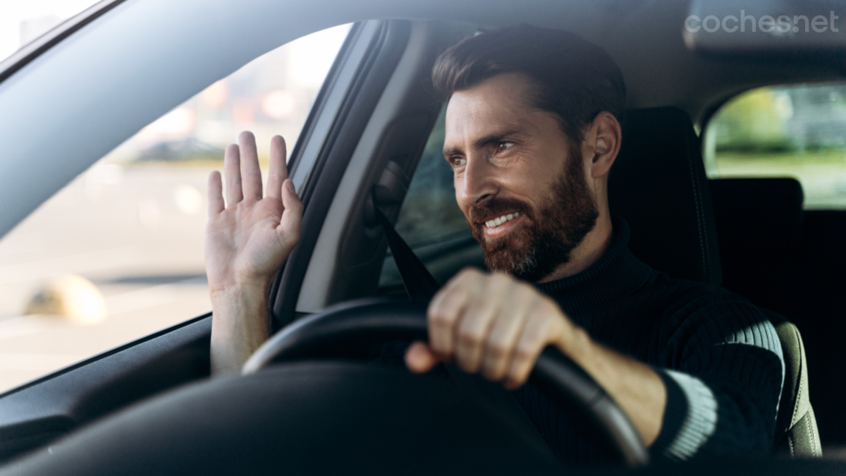 Levantar la mano de forma que sea visible a través del acristalamiento del coche es una forma legal de agradecer una acción.