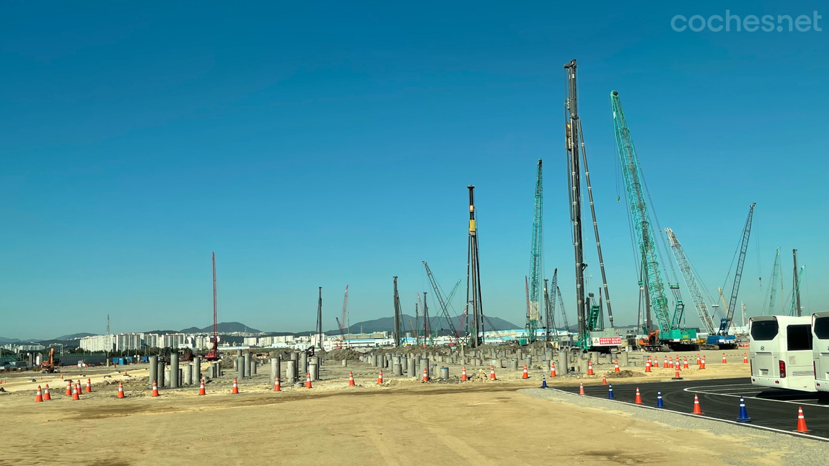 Las grúas han empezado ya la construcción de los cimientos de la nueva planta de Ulsan