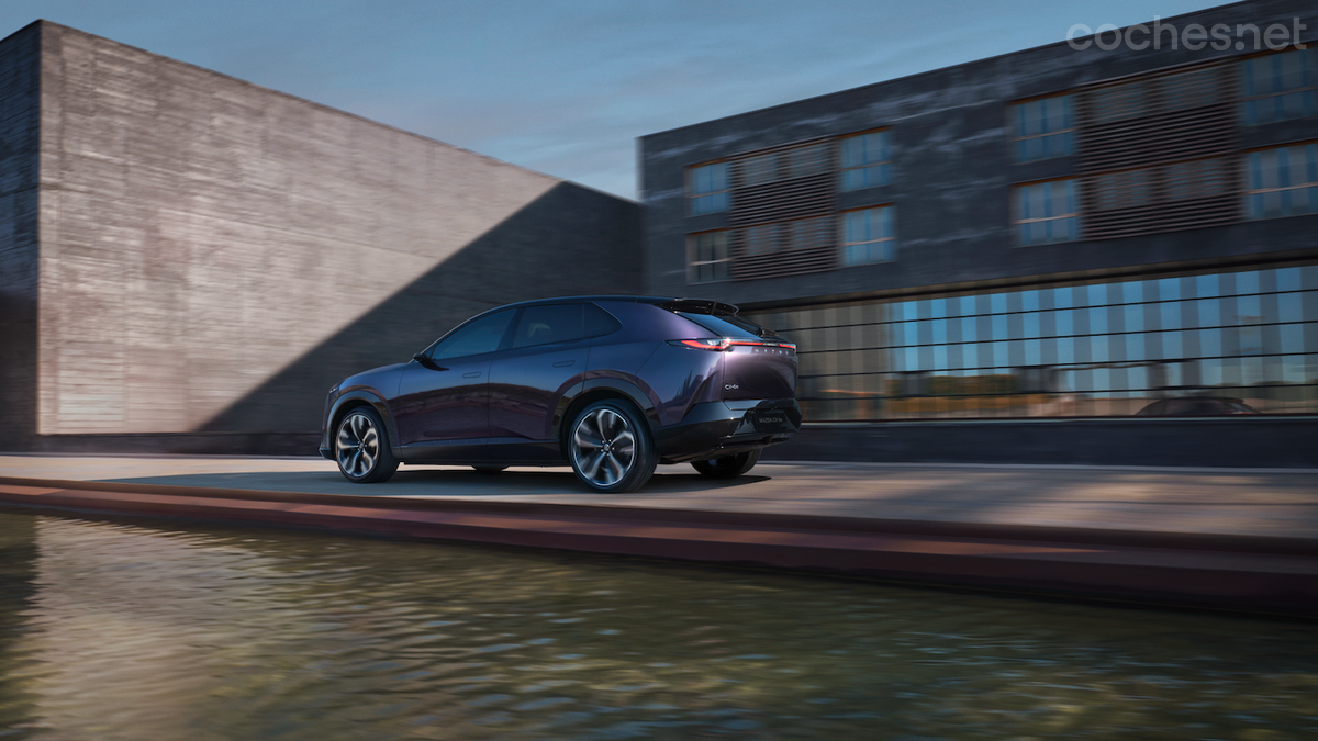 El Mazda CX-6e utiliza un sistema de propulsión eléctrico con tracción trasera y una batería LFP de 78 kWh, que ofrece hasta 484 km de autonomía