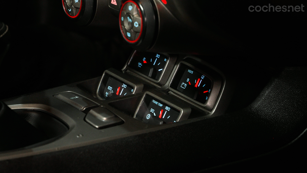 Algunos detalles del interior del Chevrolet Camaro SS 2013.