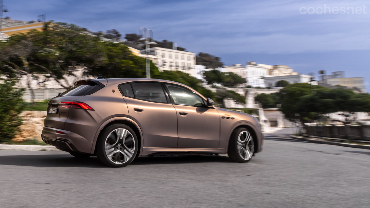 A igualdad de potencia, el Maserati Grecale Folgore no es tan caro como el Trofeo de gasolina.