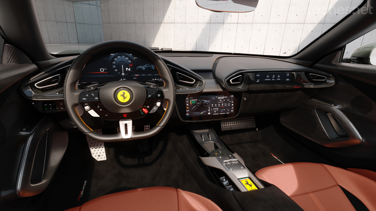 En el habitáculo se mantiene el diseño de los últimos Ferrari, con las tres pantallas.