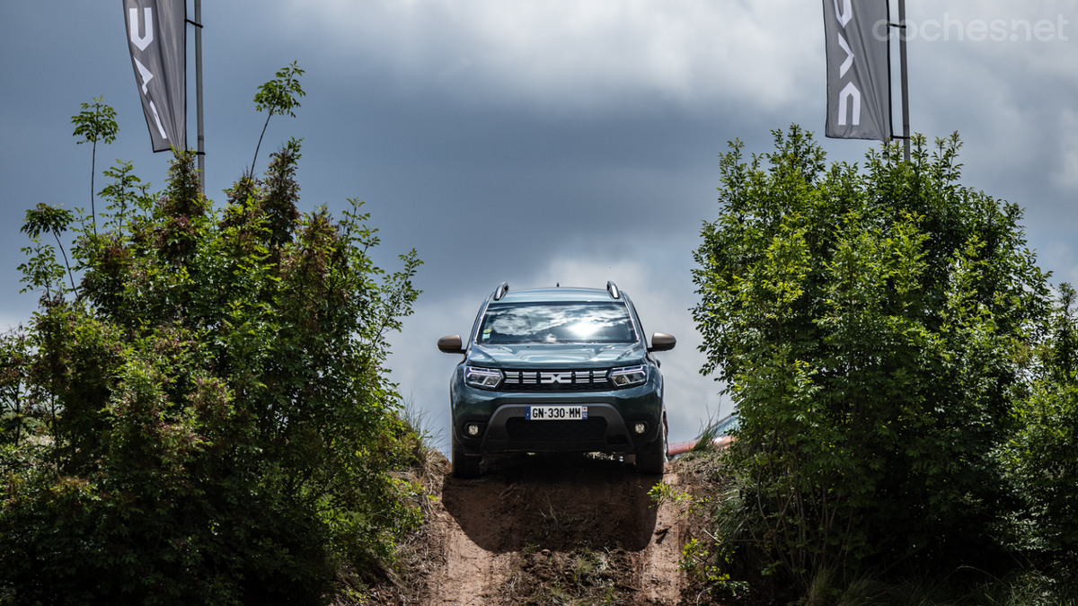 En las pendientes del Nasser Camp es interesante probar el control de descenso de los coches.