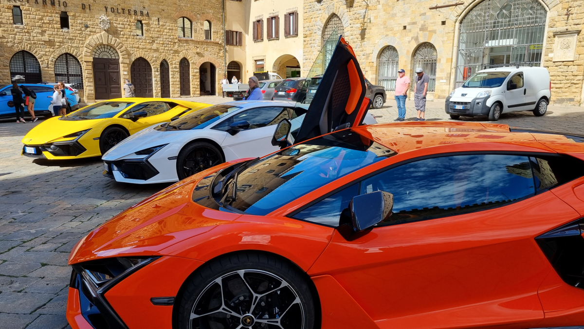 Ver un Lamborghini por las calles siempre es un espectáculo, ¡imagina ver una caravana de colores! Causaron sensación allá por donde pasamos.