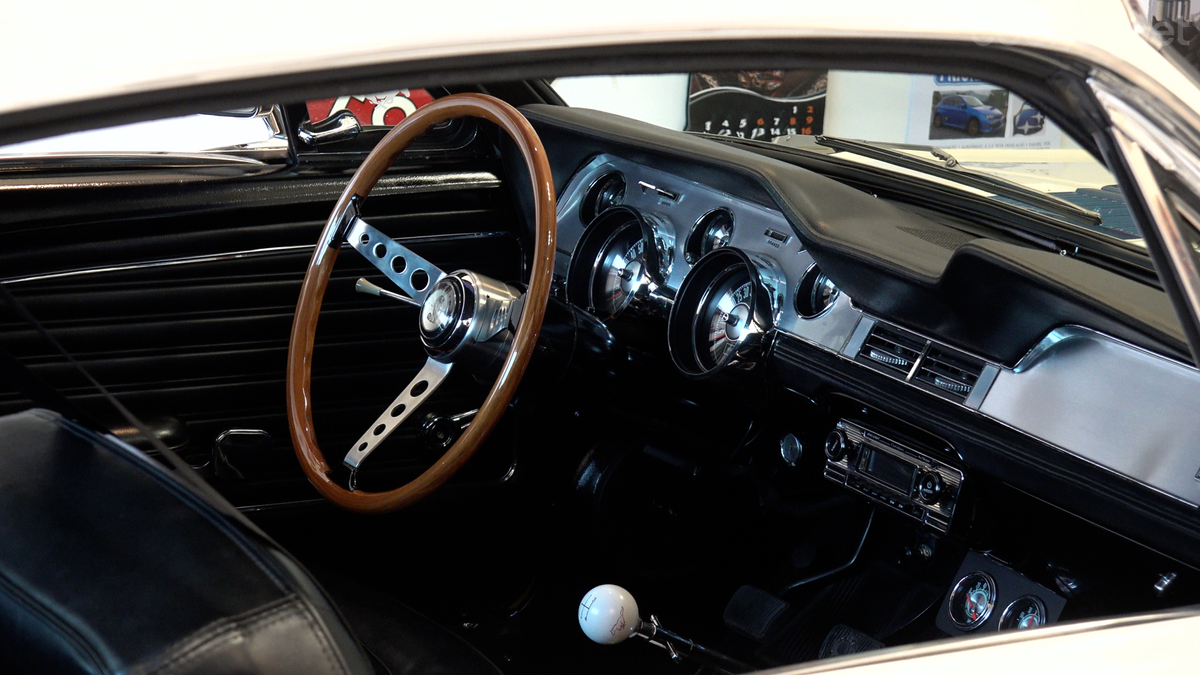 El interior, diseñado para competir, presentaba elementos distintivos como el volante de madera y los cinturones de seguridad de tres puntos.