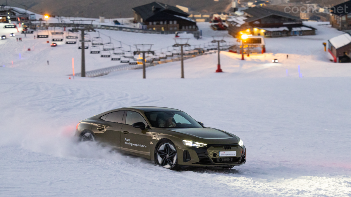 El curso de conducción nocturna sobre hielo y nieve de Audi se empezó a impartir en 2023 en Sierra Nevada.