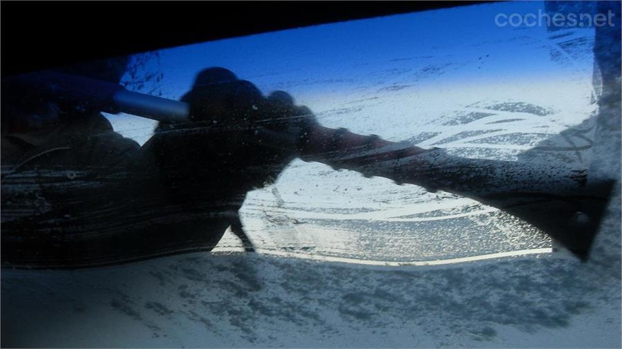 Llega el frío: ¿Quitarás correctamente la nieve y el hielo de tu coche?