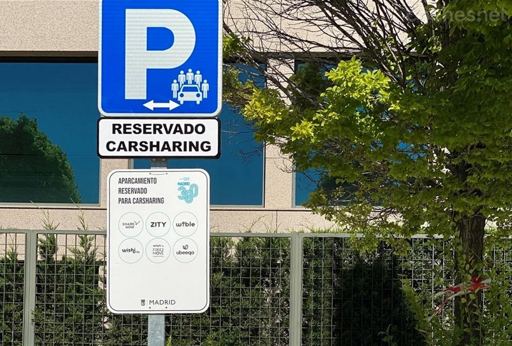 El distintivo V26 se usa en coches de carsharing, ofreciendo beneficios en estacionamiento y circulación.