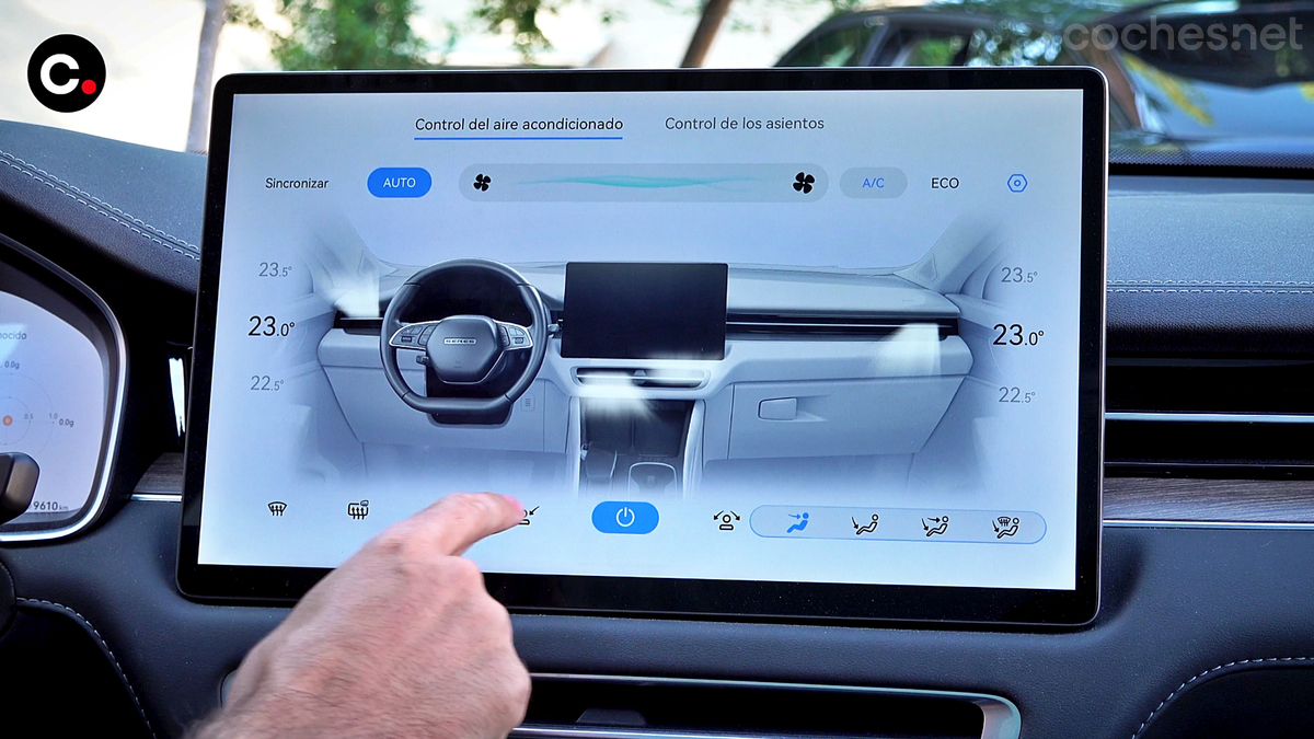 No hay botones, todo pasa por la pantalla central, incluso a la hora de ajustar la dirección de los aireadores o la temperatura.