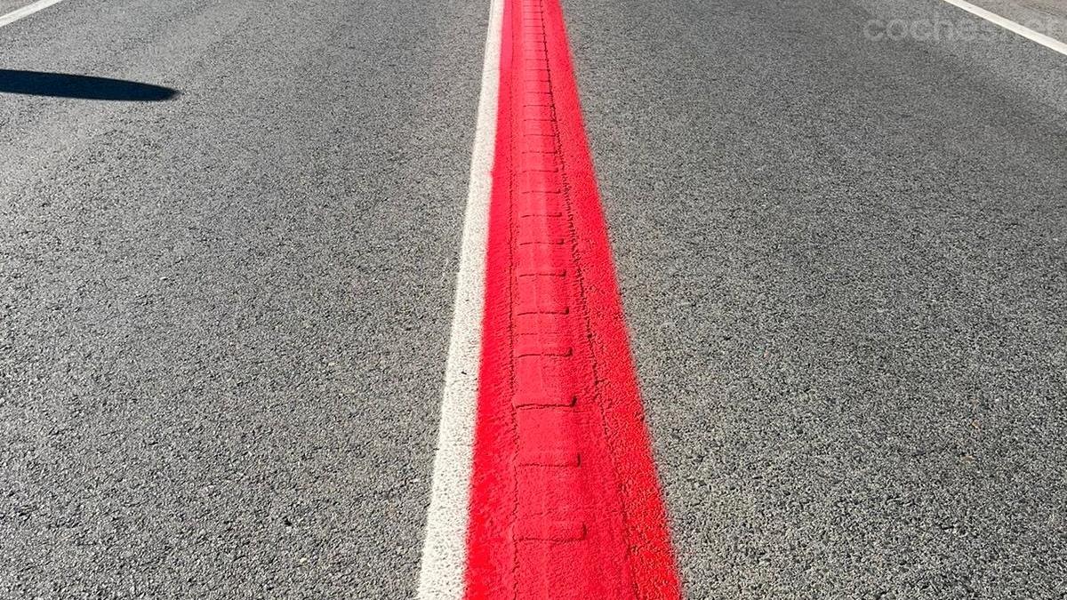La línea roja avisa al conductor de manera más efectiva sobre el peligro de adelantar en dicha vía por la que circula.