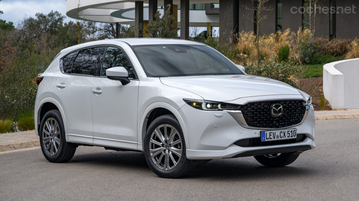 El Mazda CX-5 es un automóvil ya muy veterano, pero que encarna todas las virtudes de lo que debe ser un SUV de segmento C familiar.