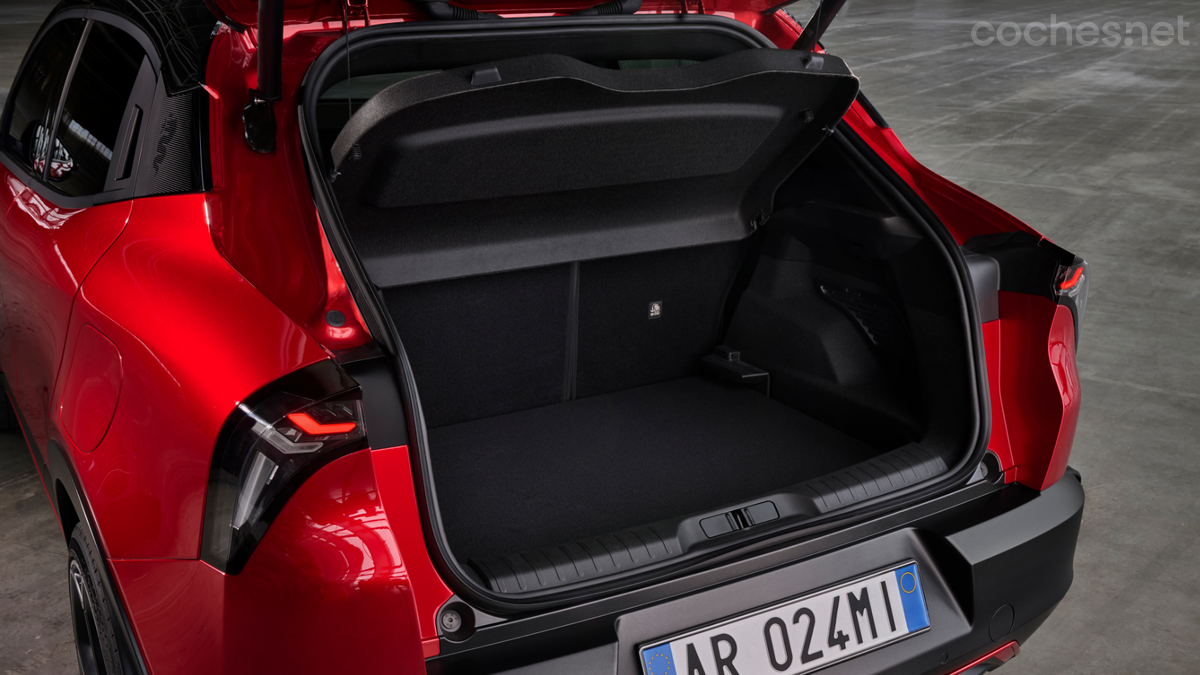Alfa anuncia un maletero de 400 litros para ambas versiones, la eléctrica y la híbrida.