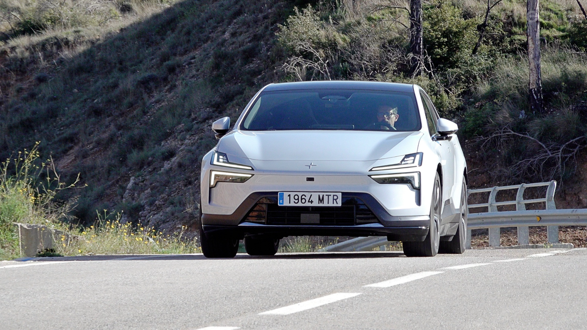 Incluso en esta versión de motor único trasero, el Polestar 4 empuja con ganas.