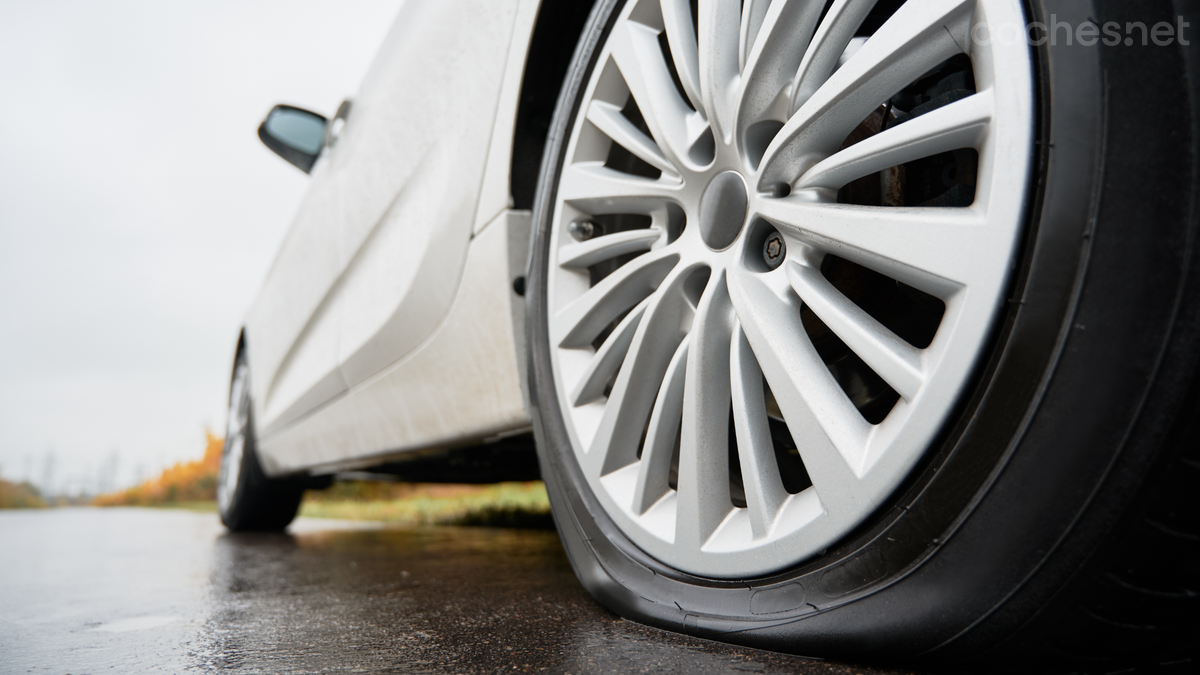 Una rueda de repuesto es una rueda adicional completa, con llanta y neumático, que permite sustituir otra operativa en el caso de que se pinche, sufra un reventón o cualquier otro problema.