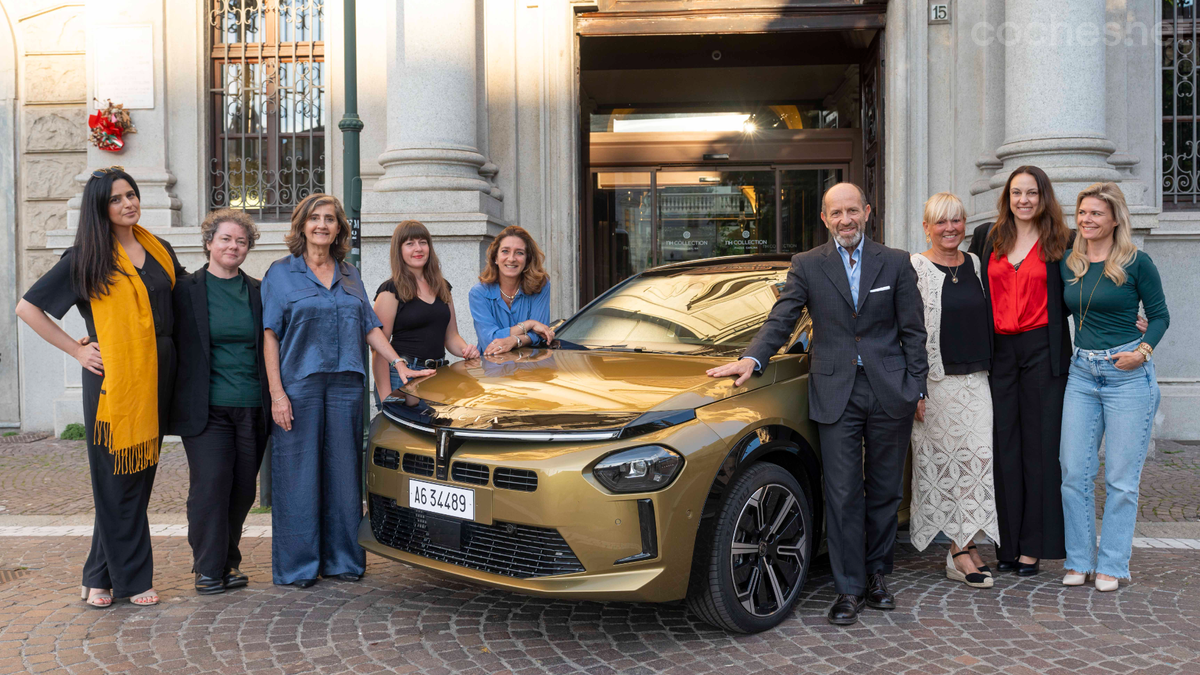 Algunas de las jurados del Women's Wordwide Car of the Year con Luca Napolitano, director general de la marca Lancia.