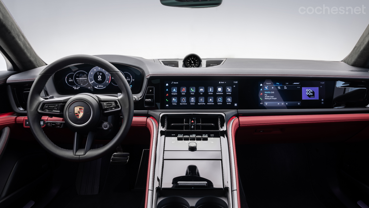 Hasta tres pantallas en el interior del nuevo Porsche Panamera permitirán a los ocupantes disfrutar de la información del viaje y del ocio.
