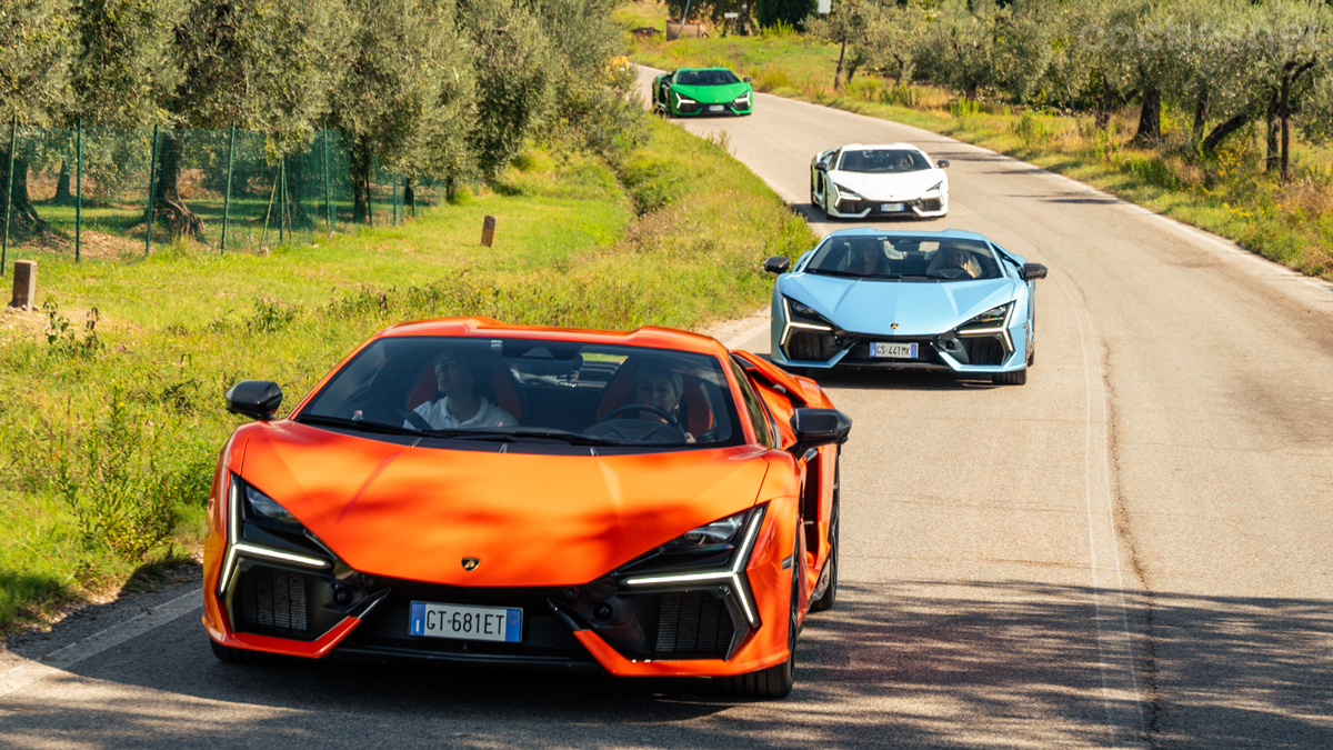 Lamborghini Revuelto, un PHEV con 1.015 CV. Todo un espectáculo en la carretera.