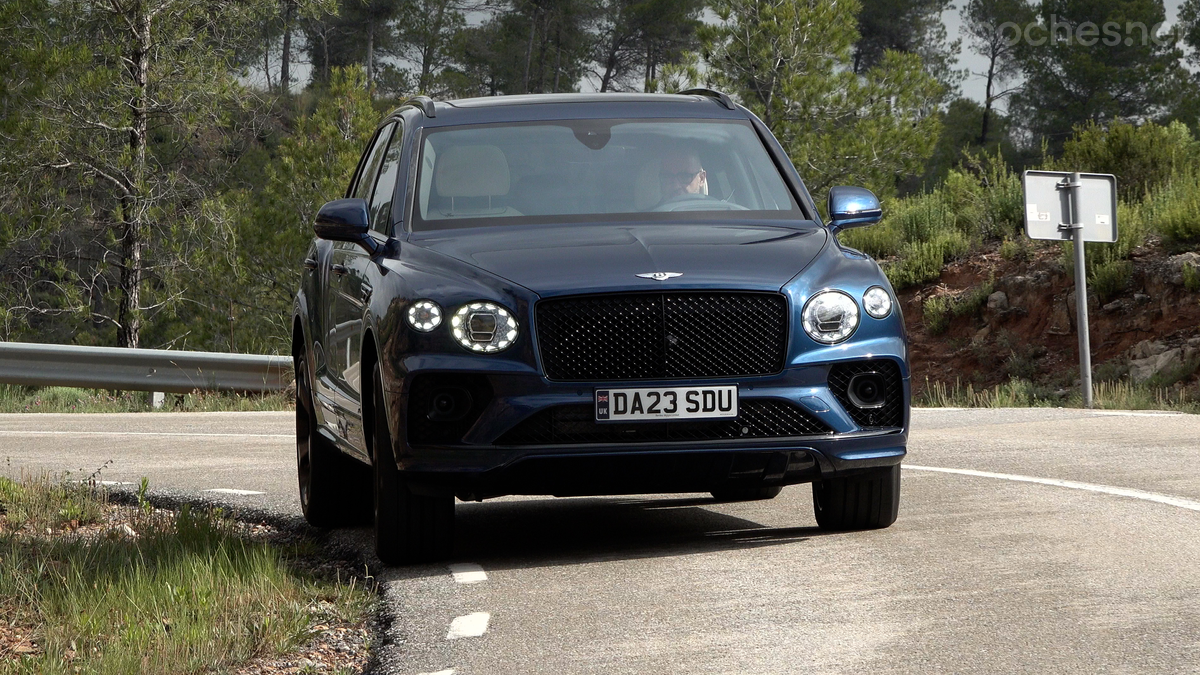 En carretera, el Bentley Bentayga PHEV apuesta por una conducción tranquila, pero si se le pisa, responde.