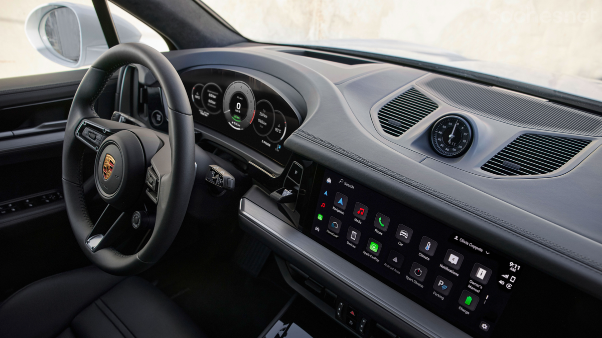 Todas las novedades llegadas con el Cayenne 2023 se encuentran en este Turbo E-Hybrid, incluidas las dos pantallas digitales de serie.