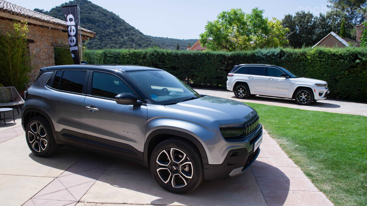 El Jeep Grand Cherokee 2023, al fondo de la imagen, junto con el Avenger, son las dos novedades más recientes de la marca americana. 