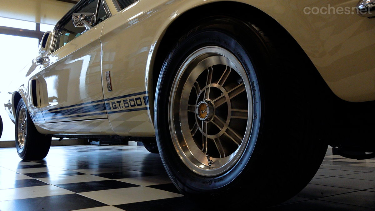 Las llantas originales de 15 pulgadas del Ford Mustang Shelby GT500 de 1967 añadían estilo y rendimiento a su diseño único.