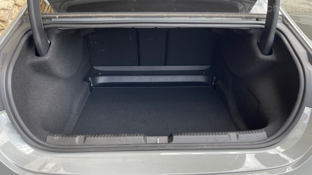 El Mercedes EQE berlina tiene un maletero de 430 litros, pequeño para tratarse del de una berlina de casi 5 metros de largo.