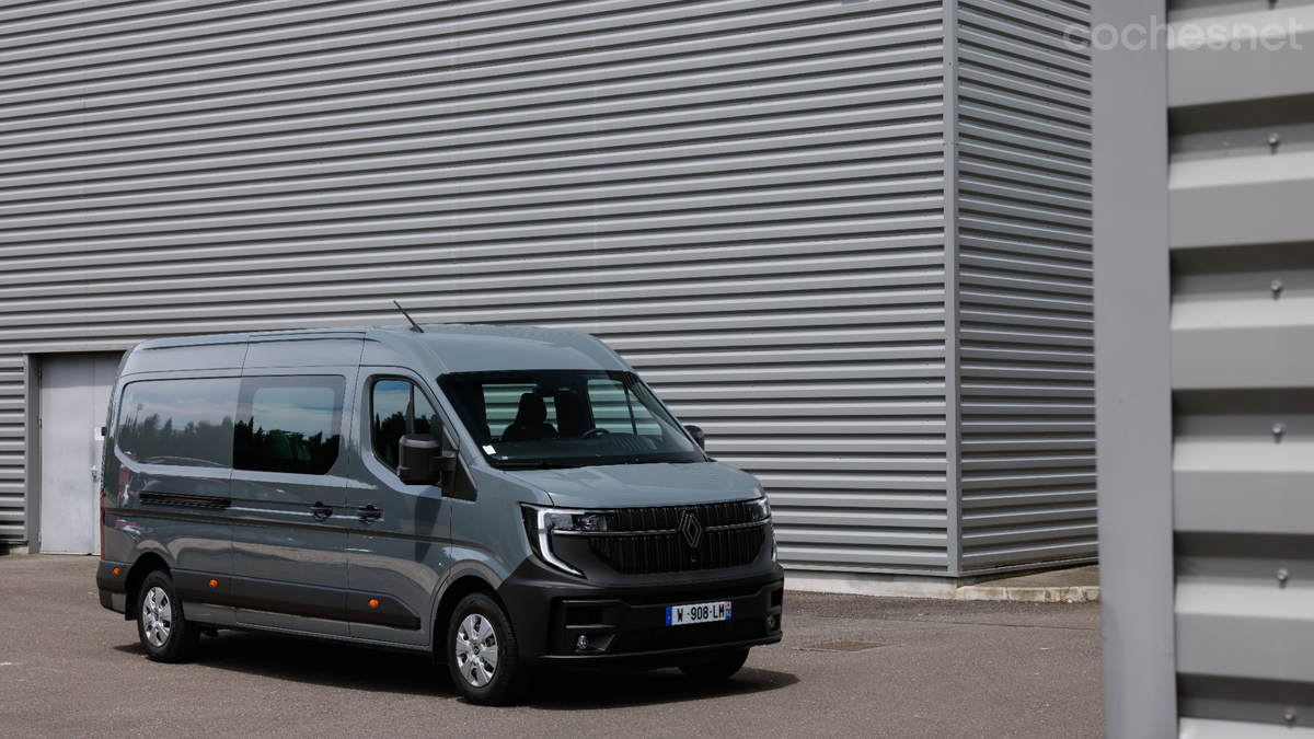 La versión diésel 150 CV del Renault Master doble cabina (L3H2) tiene, en mi opinión, un comportamiento más tosco que la eléctrica