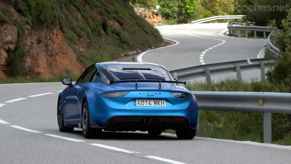 Ir deprisa con el Alpine A110 R es muy sencillo. Eso sí, es un coche que no admite que te relajes.